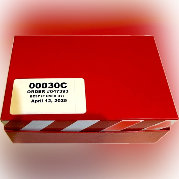 NEW HICKORY FARMS HOLIDAY SPICE ALMONDS CINNAMON CRUNCHY 4OZ GIFT BOX CHRISTMAS - Picture 2 of 5